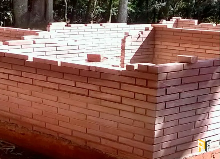 Uma casa em construção feita de tijoletas grês serradas