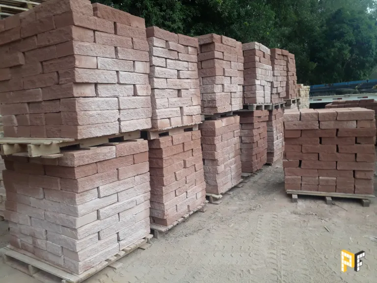 Vários paletes com pedras grês, em uma pedreira em Taquara - RS
