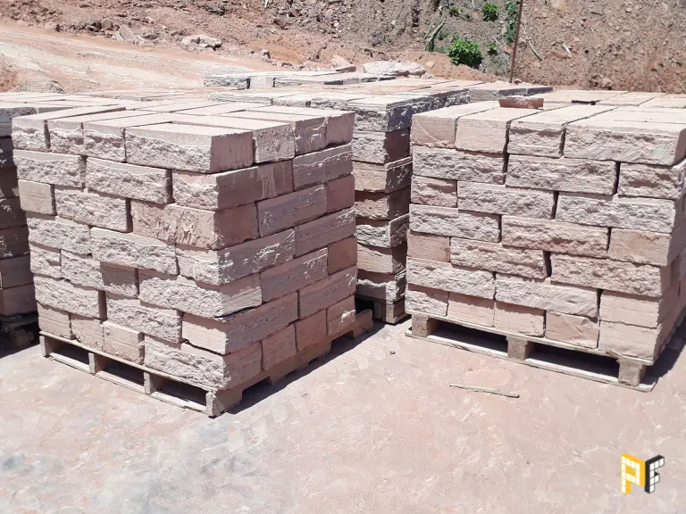 Vários paletes com pedras grês, em uma pedreira em Taquara - RS